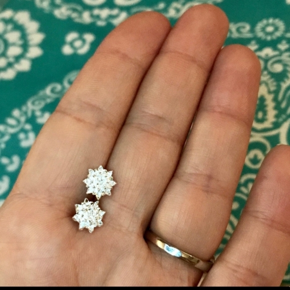 🌺LOTUS! SO ADORABLE! SILVER PLATED STUDS🌺 - Picture 6 of 8